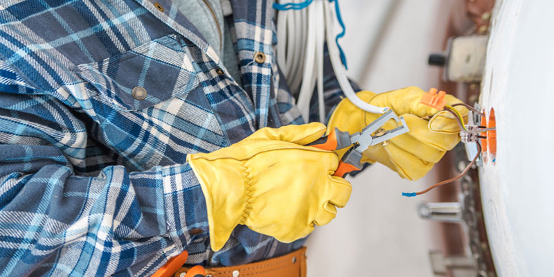 4 Reasons to Have the Professionals Handle Your Electrical Services